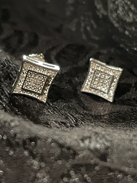 Thumbnail: silver studs
