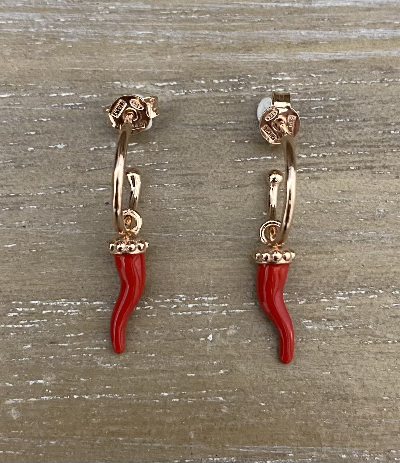 Coppia di micro anelline in argento placcato oro rosa con cornetto rosso di smal