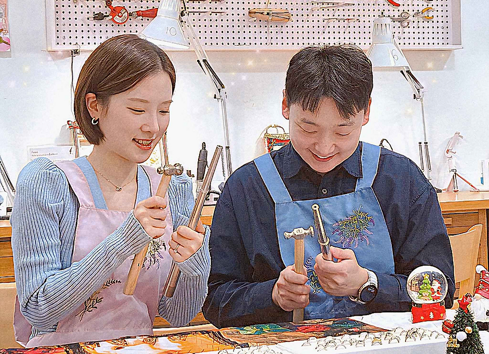 반지 만들기 클래스는 특별한 날 둘만의 커플 아이템을 만들 수 있어 기념일 데이트로 잘 어울립니다.