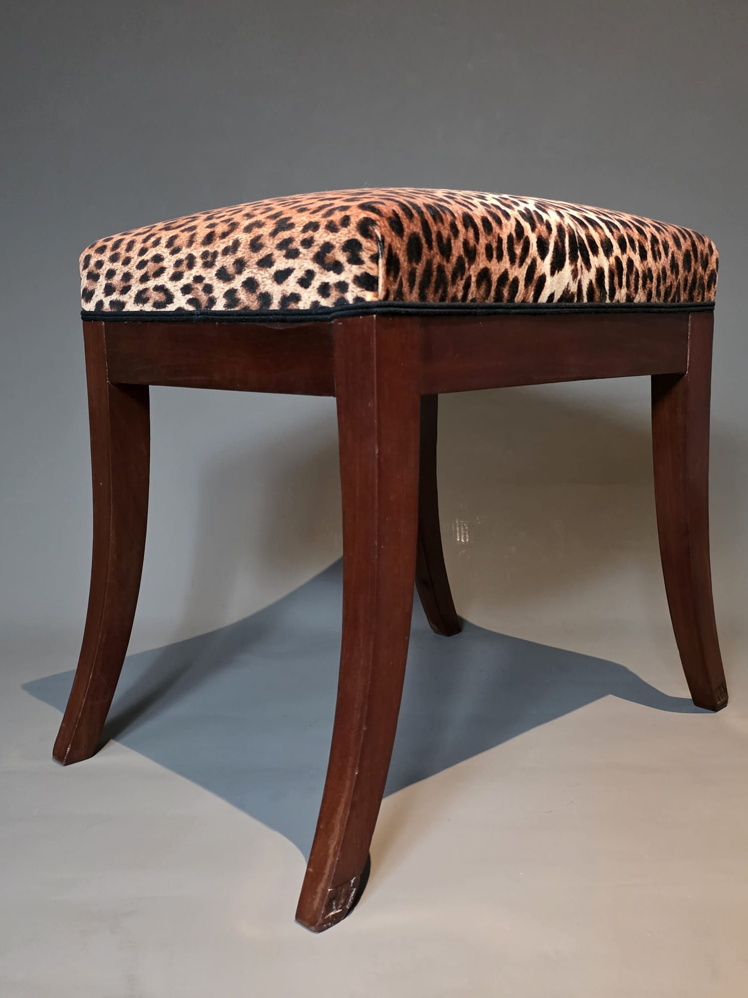 Jacob Frères Rue Meslée,  tabouret estampillé d’époque Consulat.