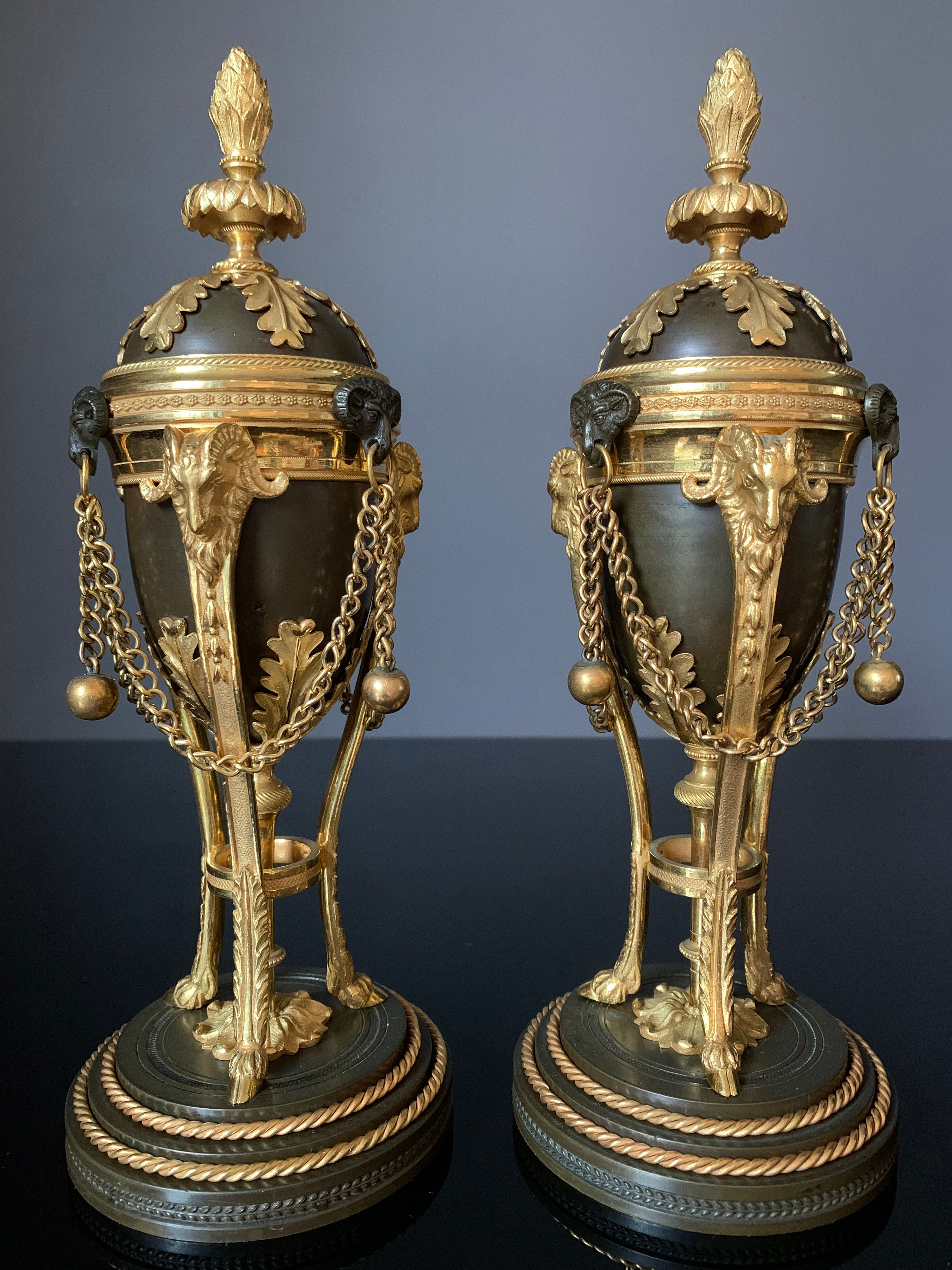 Époque Directoire: superbe paire de cassolettes athéniennes formant flambeaux.