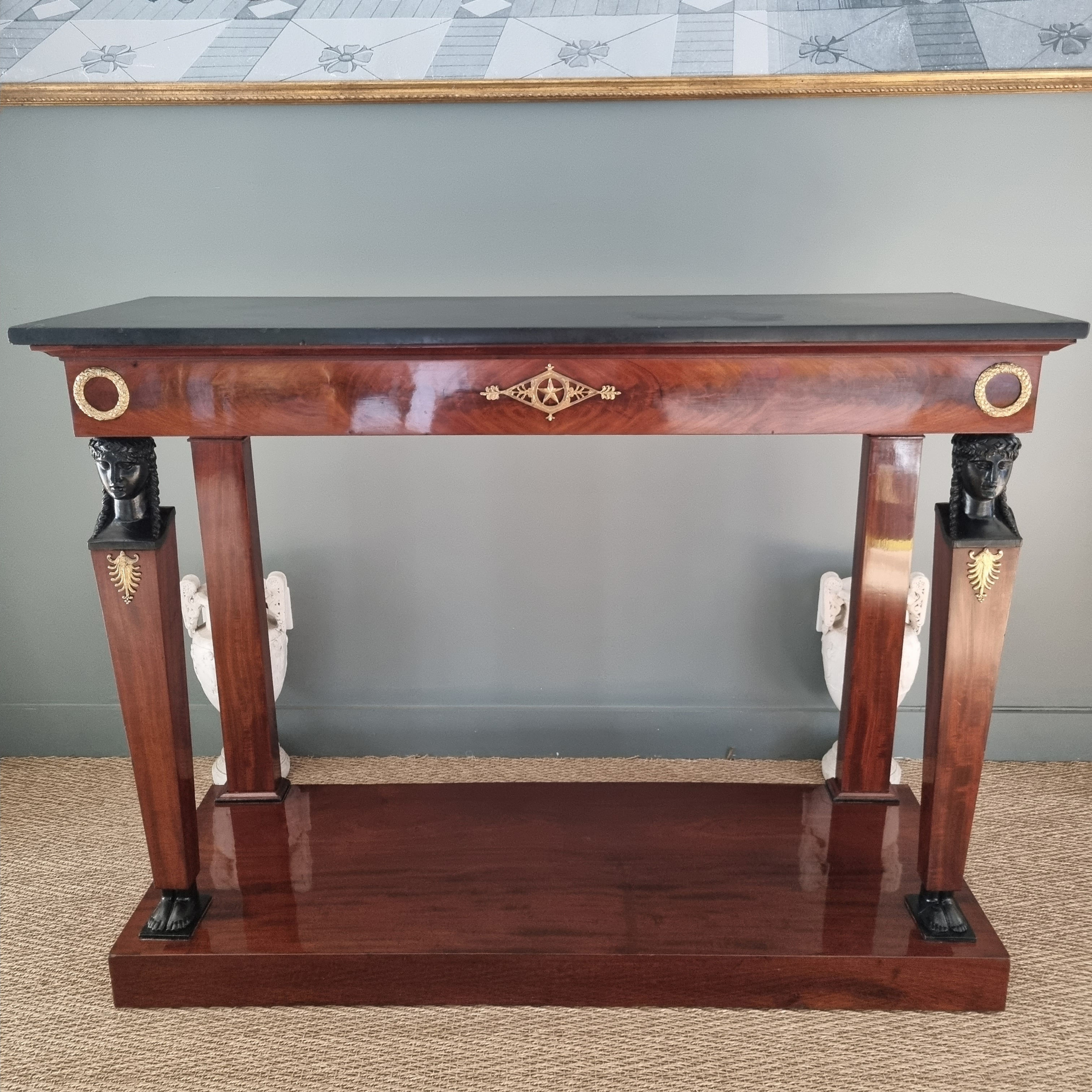 Epoque Consulat, belle console à cariatides.