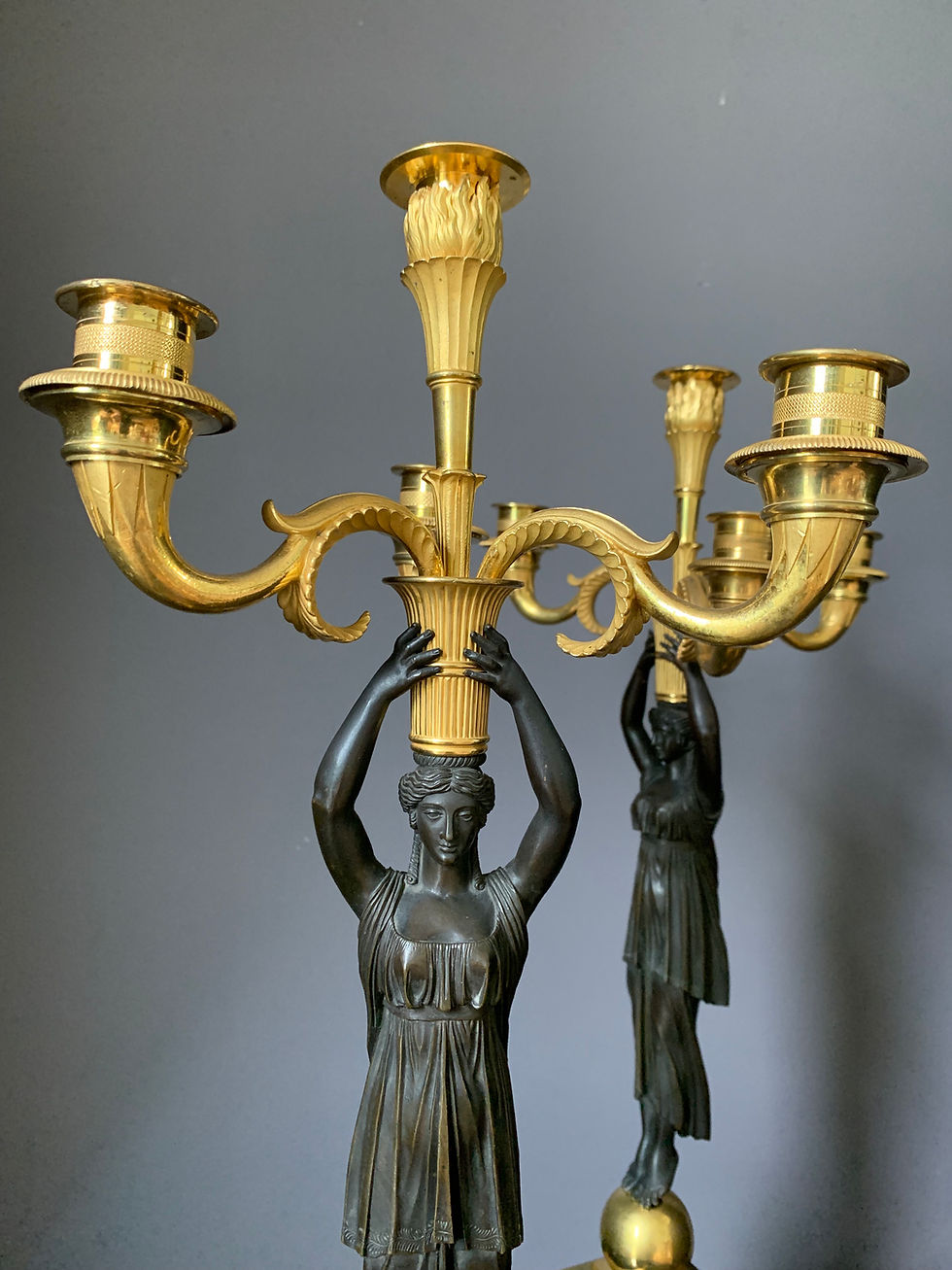 Thumbnail: Claude Galle: paire de grands candélabres d’époque Empire aux vestales