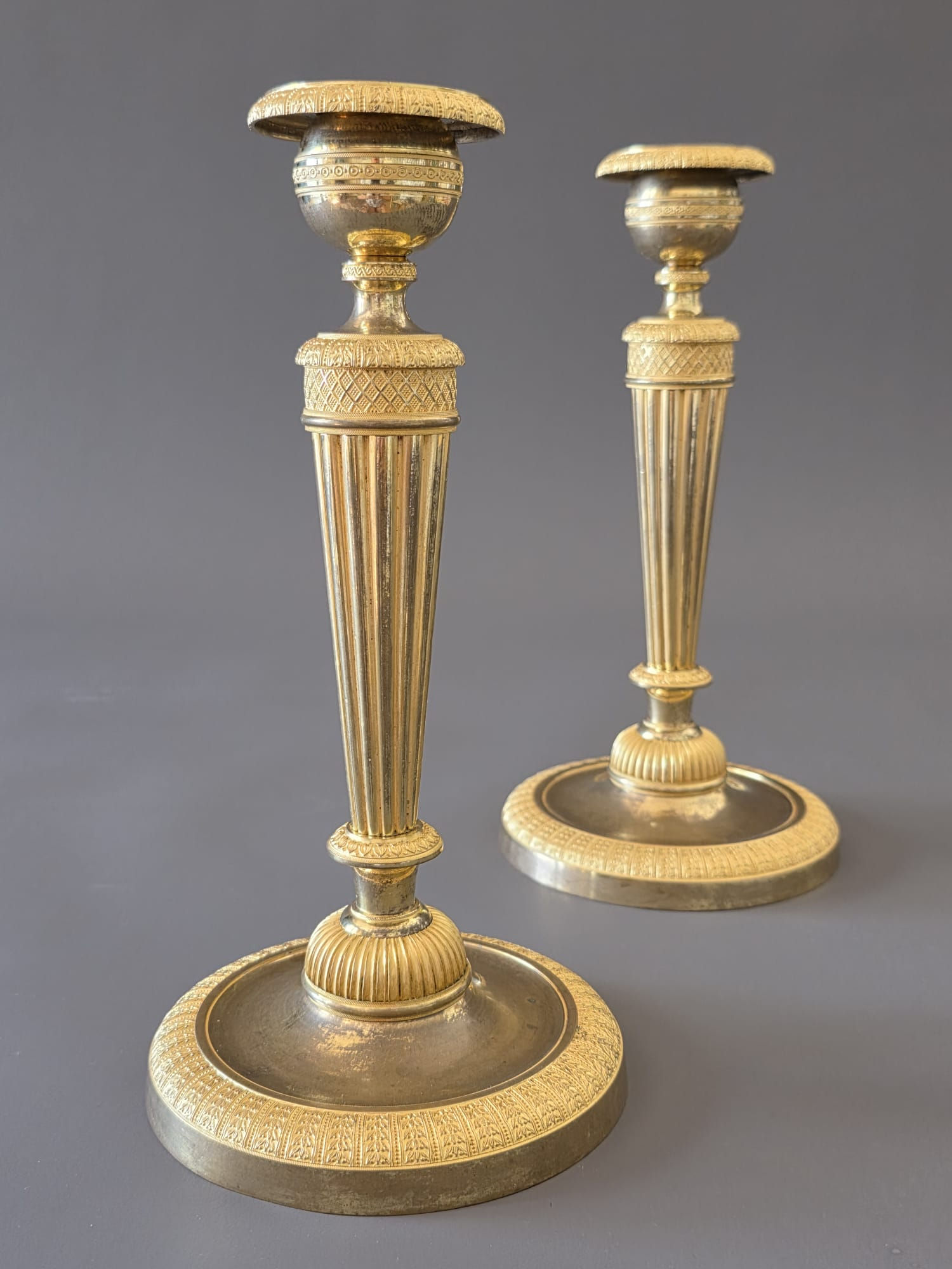 Paire de flambeaux en bronze doré d'époque Directoire-Consulat. Fin XVIIIème.