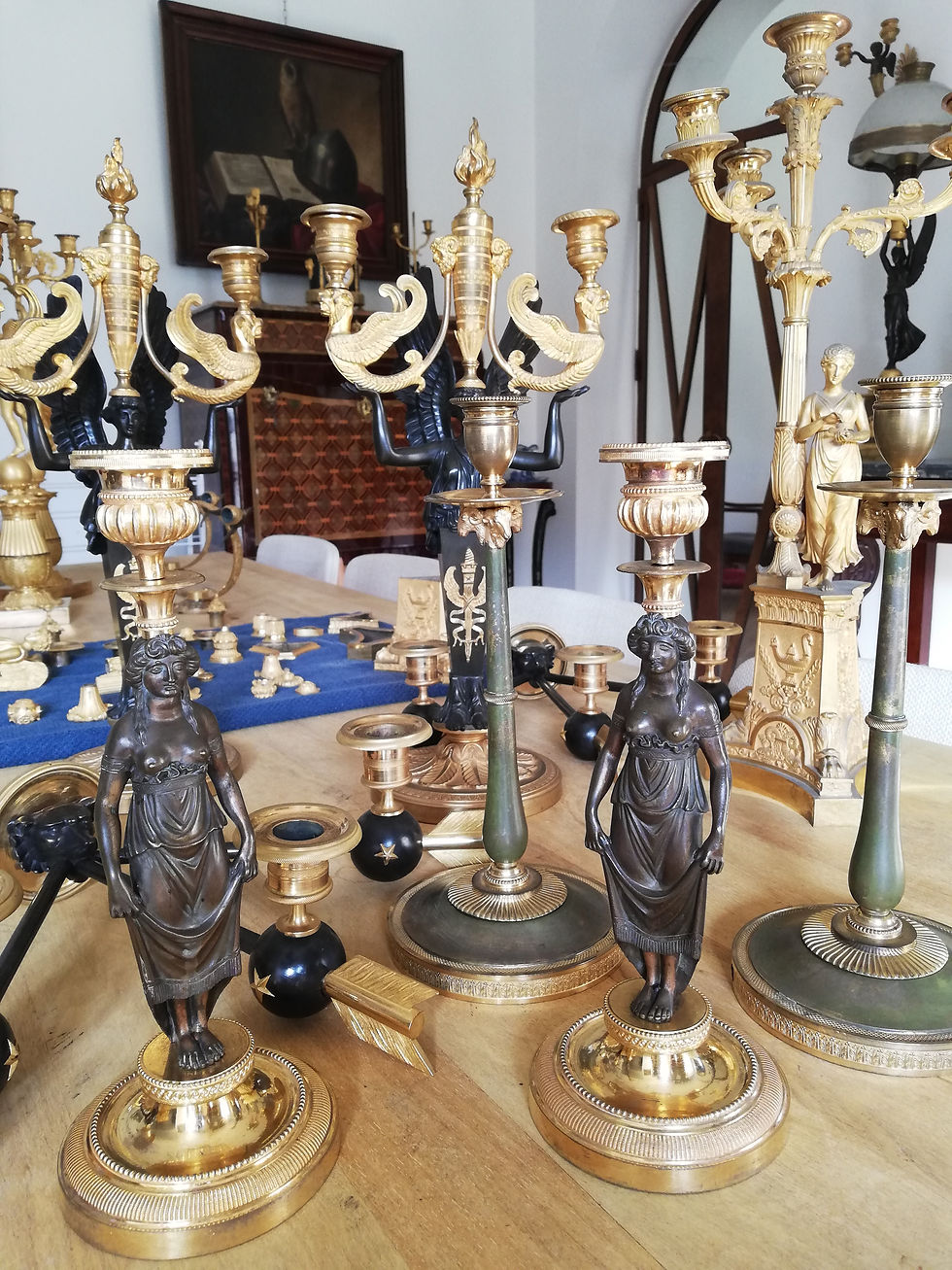 Thumbnail: Époque Consulat: paire de flambeaux aux Vestales
