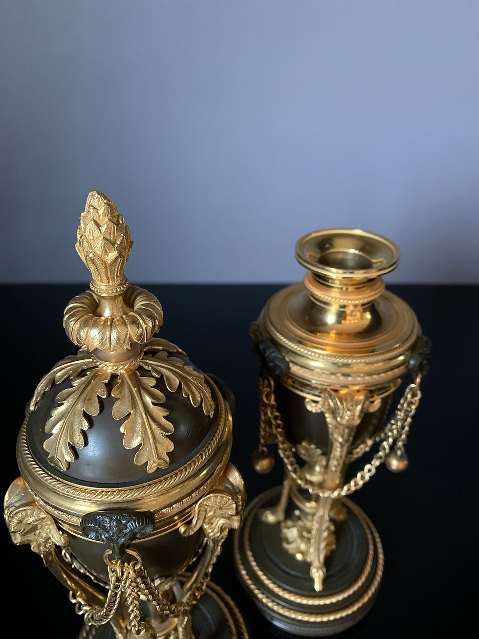 Thumbnail: Époque Directoire: superbe paire de cassolettes athéniennes formant flambeaux.