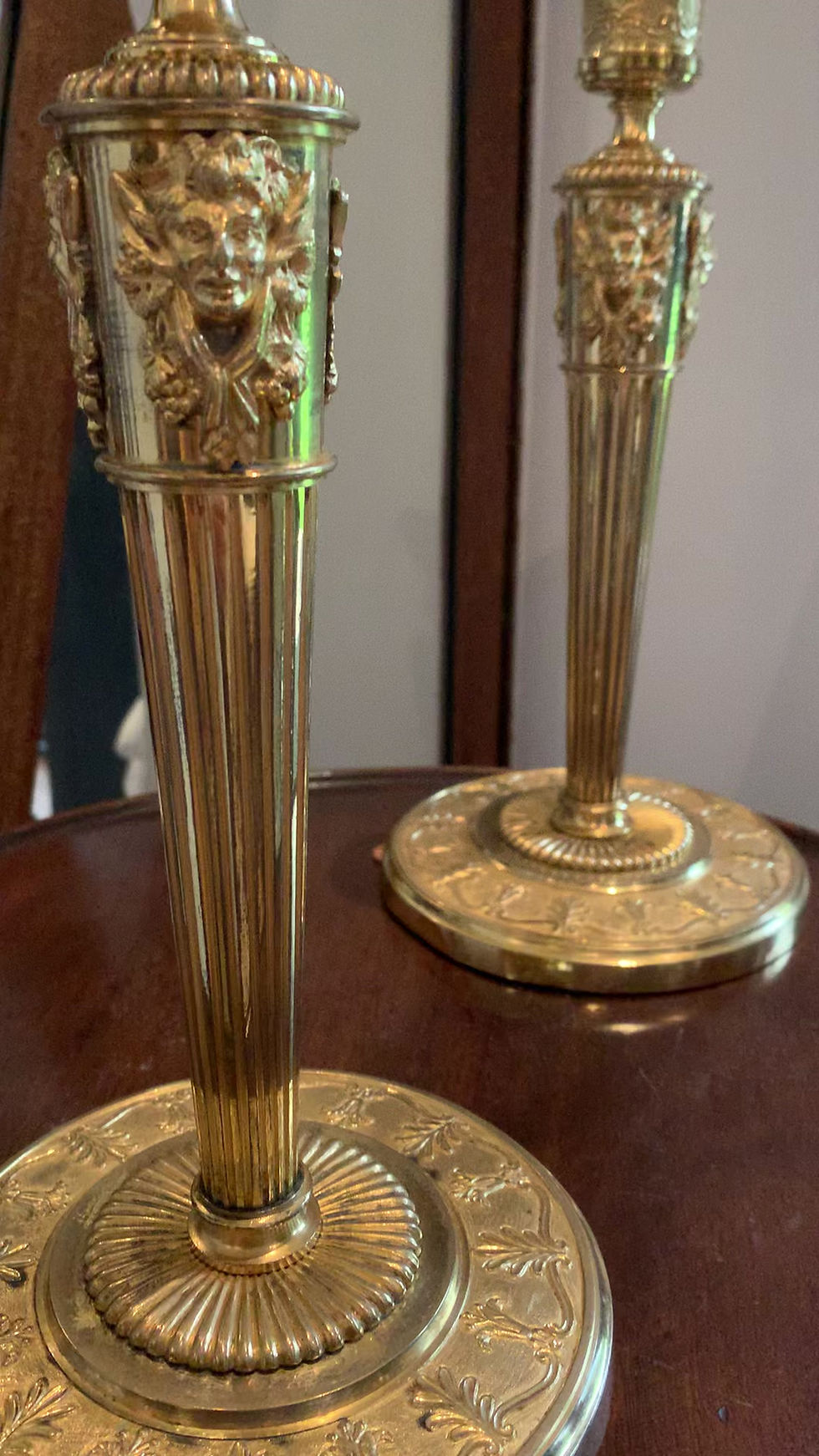 Thumbnail: Exceptionnelle paire de grands flambeaux "aux faunes", d'époque Empire-Consulat.