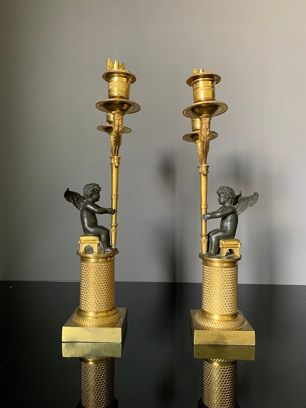 Thumbnail: Paire de candélabres aux Amours d’époque Empire.