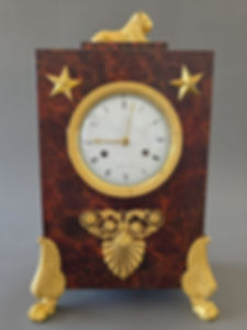 Pendule borne en tôle peinte et bronze doré, d’époque Empire.