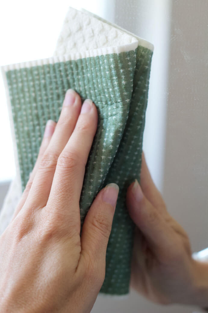 Why I switched to swedish dishcloths | Swedish dishcloths washing a mirror | LiseeRee.com
