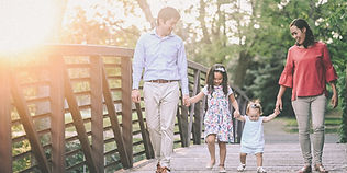 A timeless family moment, captured in the natural beauty of Hawaii. A story of connection, love, and presence — told through light. ハワイの自然に包まれて、家族のかけがえのない瞬間を写し出す。つながり、愛、そして“今”を光で描くストーリー