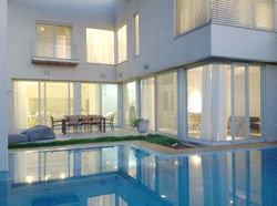 בית בקיסריה - בריכה פנימית מקורה עם חלונות זכוכית