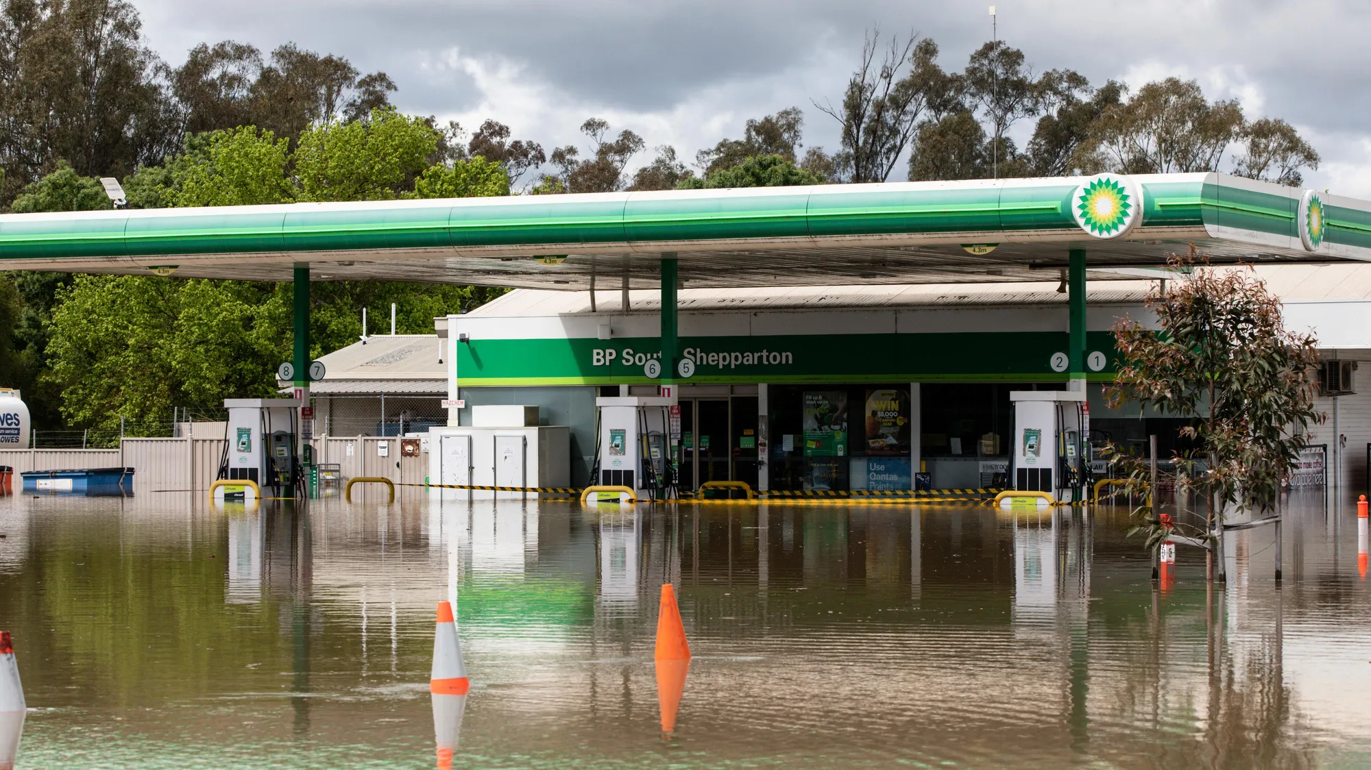 Diese BP-Tankstelle in Australien wurde überflutet. Durch die Klimakrise werden Überschwem
