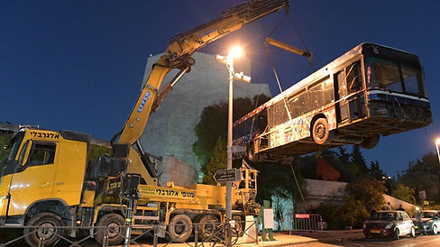 הרמת האוטובוס עם מנוף