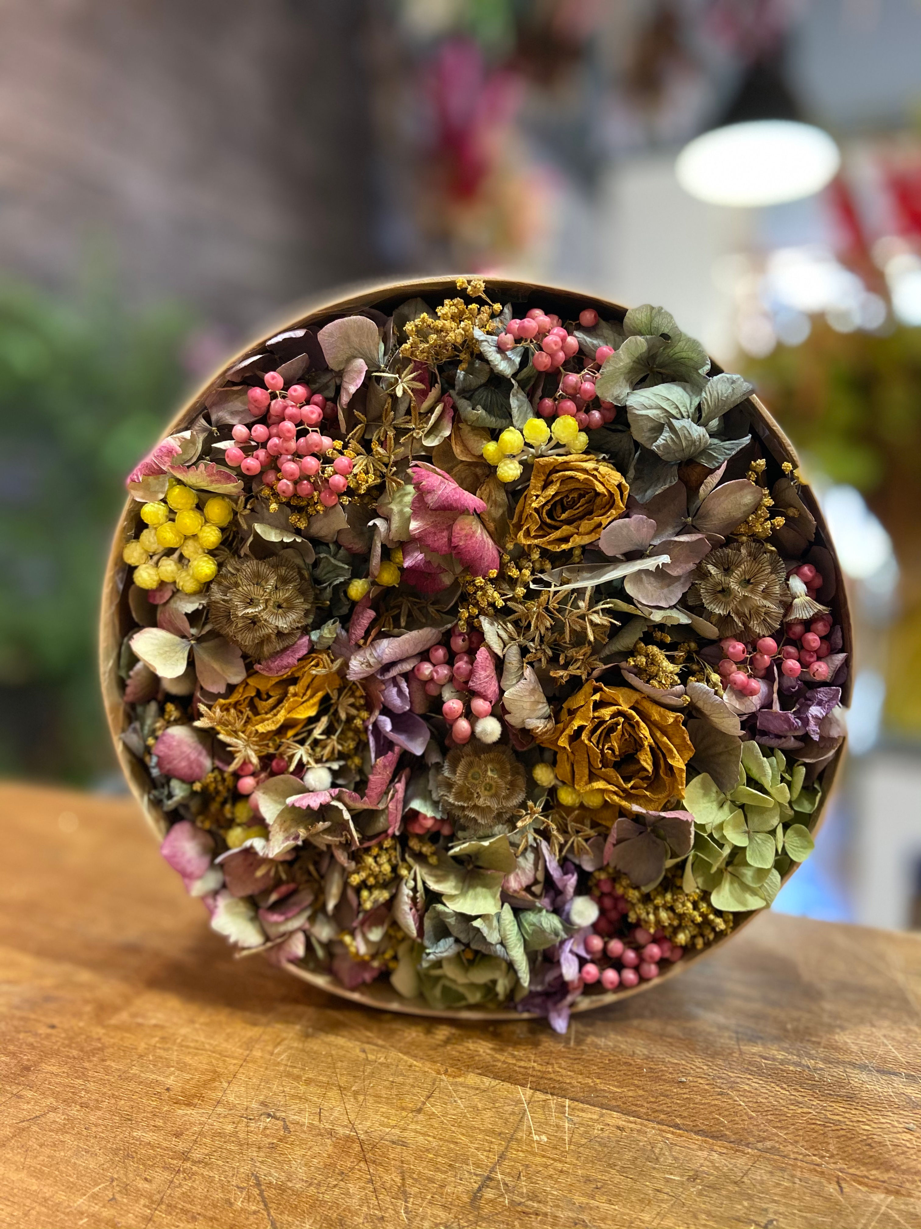 Boîte de fleurs séchées jaune, rose et verte