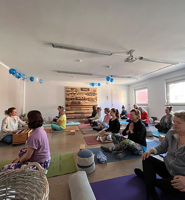 yoga Gruppe.jpeg