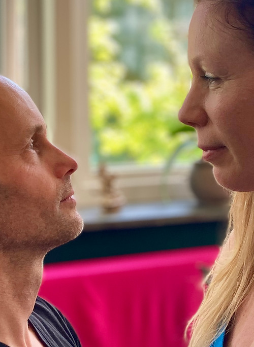 oogcontact Gert & Elise bij Connected Hearts, koppelcoaching in Limburg voor meer verbinding in je relatie, tantra koppelweekend in Belgie