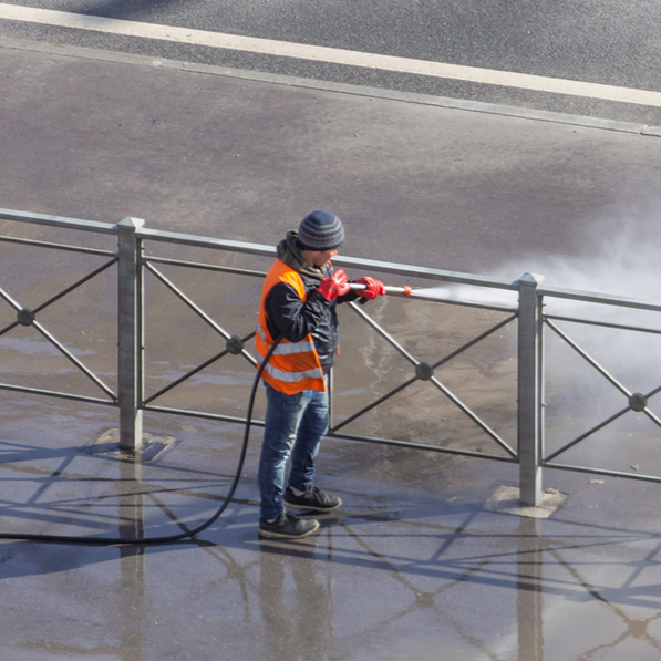 Serviços profissionais de lavagem de alta pressão em Portugal para limpeza de calçadas.