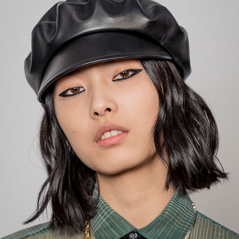 力強さを演出する個性的なメイクアップディオール 2020-2021 秋冬 プレタポルテ コレクション。