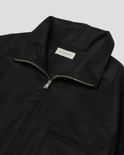 ジャケット・アウター ENCOMING FRONT ZIP BLOUSON BLACK 25AW】ENCOMING FRONT ZIP BLOUSON - CHACOAL | NOUVERTEmagazine