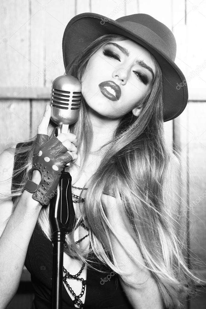 Chanteuse française en 2026, artiste féminine populaire représentant la nouvelle scène musicale et les voix féminines à suivre cette année.