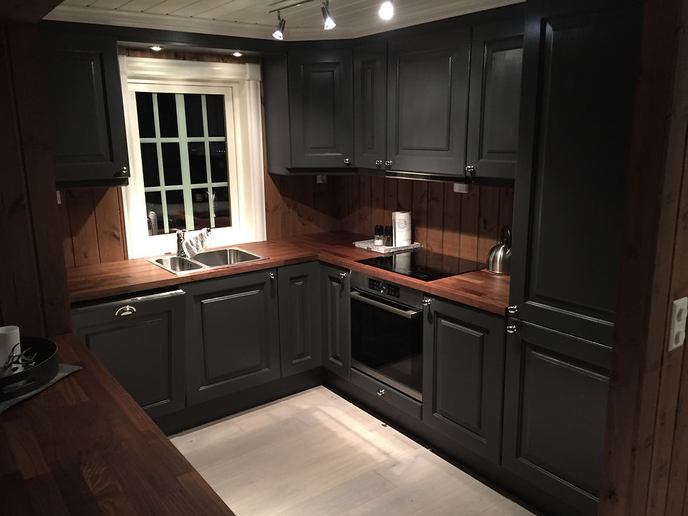 Klassisk stil i mørk grå farge med oljet plate og detaljer i stål.