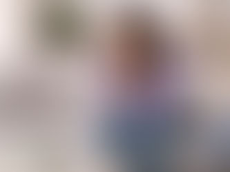 Mulher sentada no sofá com expressão pensativa em momento de ansiedade e reflexão