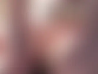 Une femme à la plage avec sa crème solaire solide