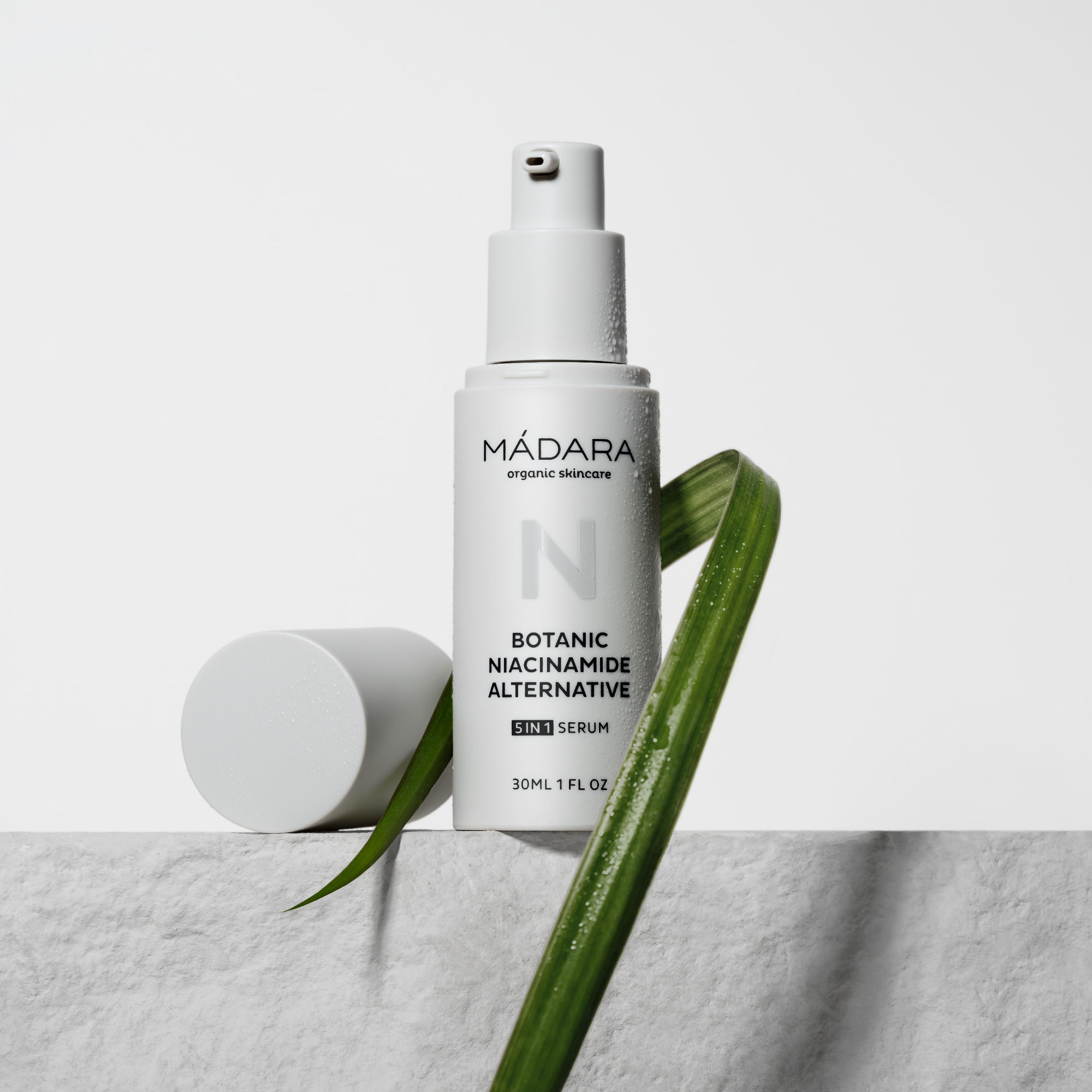 Botanic Niacinamide Alternative 5-in-1 Serum - Mádara