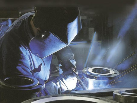 Soldadores qualificados da Zeppelin Systems Latin America, Brasil, ajudam à matriz alemã na planta de silos no México