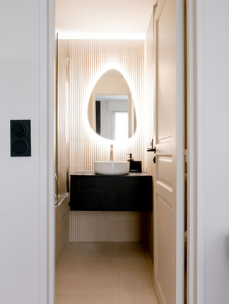 Miroir lumineux dans la salle de bain