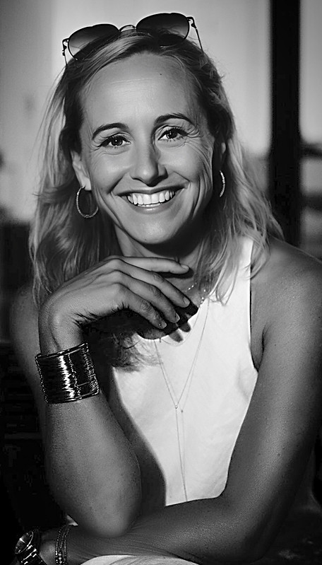 Astrid Harrer sw Brille.jpg