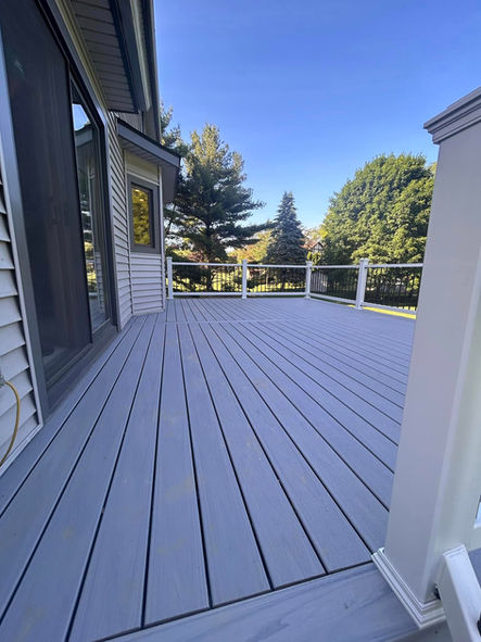 Trex Transcend Lineage decking and Trex Select railing.