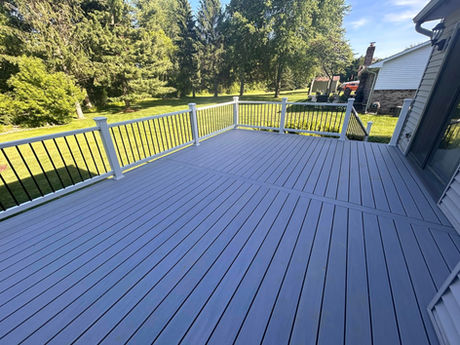 Trex Transcend Lineage decking and Trex Select railing.