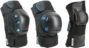 Foto de uma joelheira, uma cotoveleira e uma munhequeira, ambas pretas co detalhes em azul, elas possuem faixa elástica e velcro para melhor fixar no corpo para não escorregar, a munhequeira tem proteção plástica na palma e no dorso da mão