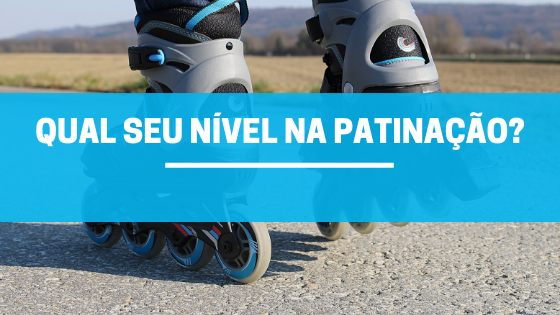 Foto de um patins cinza, com preto e detalhes azul, patinando no asfalto e uma faixa azul com leve transparência escrito em cima: Qual seu nível na patinação?