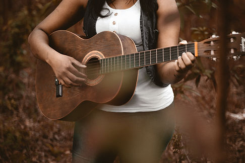 Fille jouant de la guitare