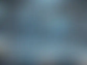 Digitale Weltkarte mit leuchtenden Punkten, umgeben von Diagrammen, Grafiken und Text zu KI, automatischer Klassifizierung und Echtzeit-Screenings.