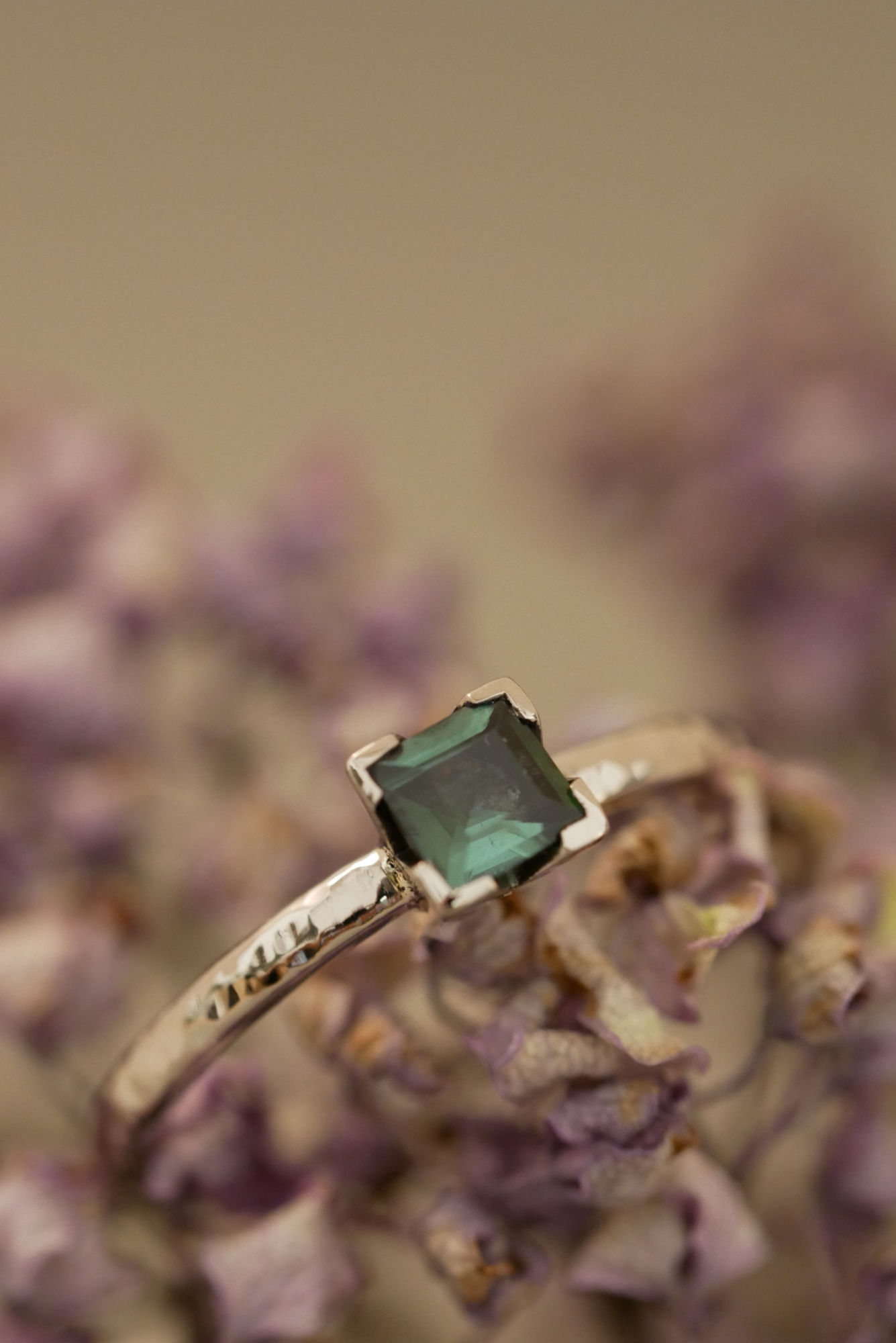 Eleganter Ring aus Weißgold Palladium 14ct mit einem grünen Turmalin in Carreeschliff