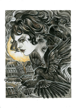 Une femme au dessus d'une ville entourée de corbeaux