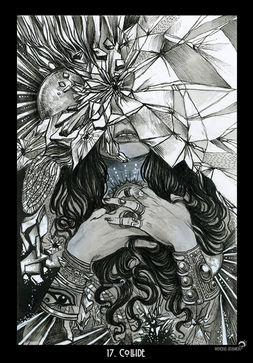 Une femme au visage de miroir brisé les mains contre la pointrine