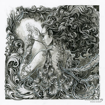 Un personnage féminin de trois quart au très longs cheveux dans un environnement végétal en noir et blanc