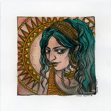 Portrait de jeune femme aux cheveux bleus noué d'un foulard aux motifs jaunes, fond d'un grand cercle portant des pointe triangulaire comme un soleil