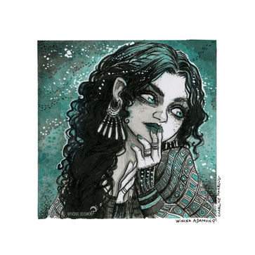 Portrait de jeune femme avec un air songeur, style ethnique, boucle d'oeille en forme de lune et goutte de lune en rayon, ton bleu