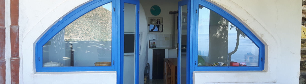 The beautiful glass windows facing the sea in Casa delle Palme Filicudi, sicily.
Le suggestive vetrate di Casa delle palme, affacciate sul mare a Filicudi, sicilia