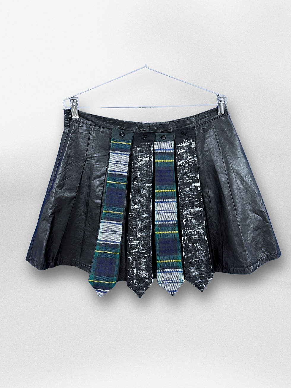 pleated mini skirt with button-on-ties