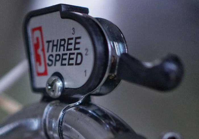 GIR PÅ STYRET: I 1976 ble girskifteren flyttet fra ramme til styre, og da med en mindre hendel