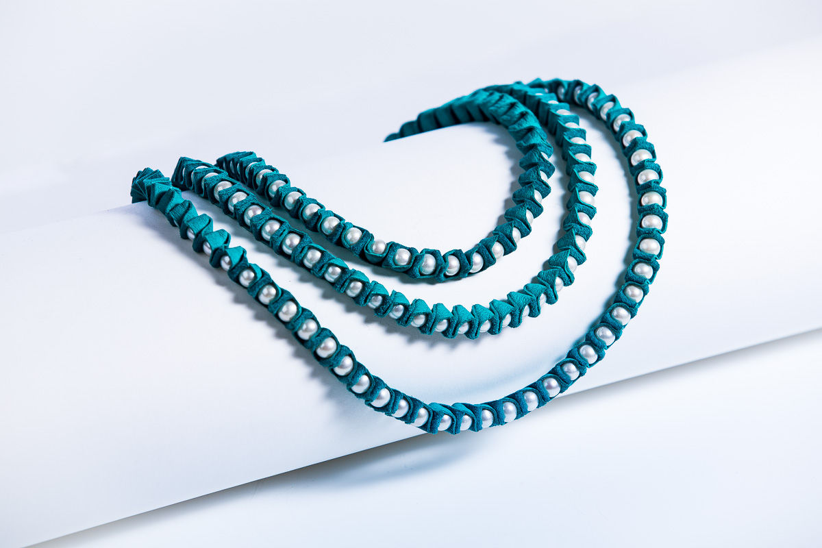 Necklace Pearls and Leather, silver clasp