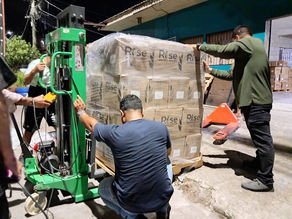 Miembros de la comunidad parroquial colaboran con alegrÃa en la descarga del contenedor donado por Salesian Mission, un gesto de solidaridad que fortalece la atención a niños, jóvenes y familias vulnerables en Comayagüela y comunidades vecinas.