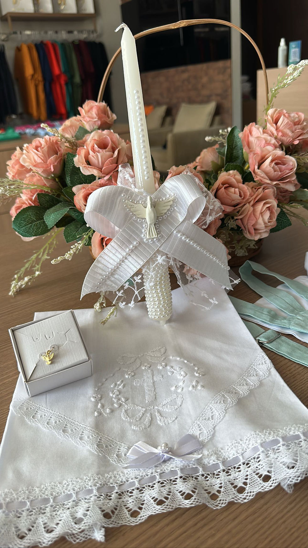 Miniatura: Celebre este momento único na vida de seu ente querido com a nossa toalha de batismo em cambraia bordada à mão - uma obra-prima de artesanato que será apreciada por gerações.

Peças: 1 toalha.